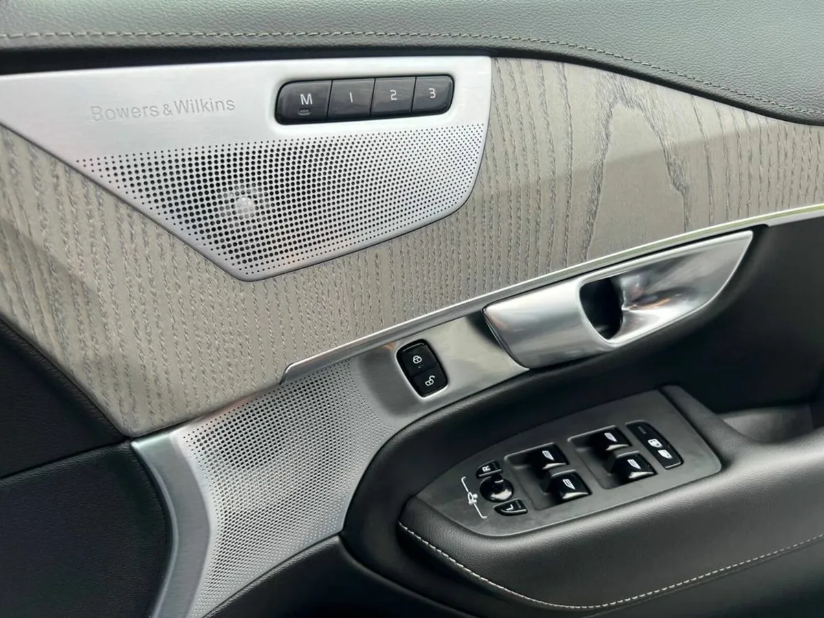 Volvo XC90 T8 ULTIMATE DARK 2.0 HYBRID ** MASSIVE - Image 3