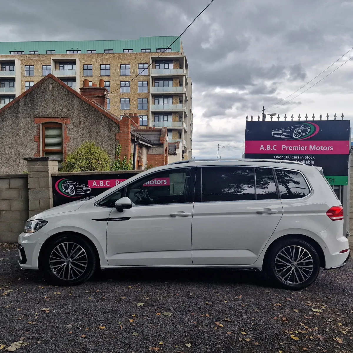Volkswagen Touran R-Line New Nct 02/27 - Image 2