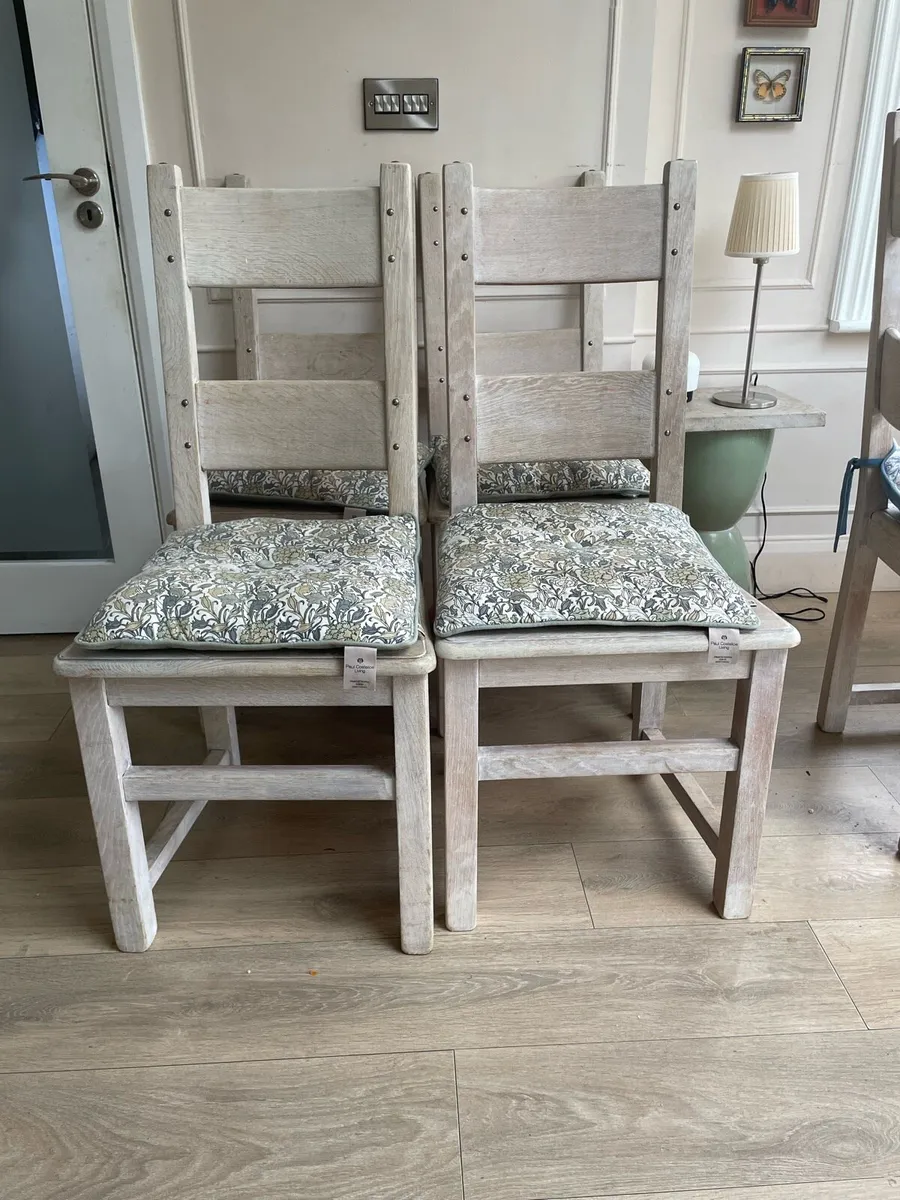 4 solid oak kitchen chairs with brass rivets - Image 2