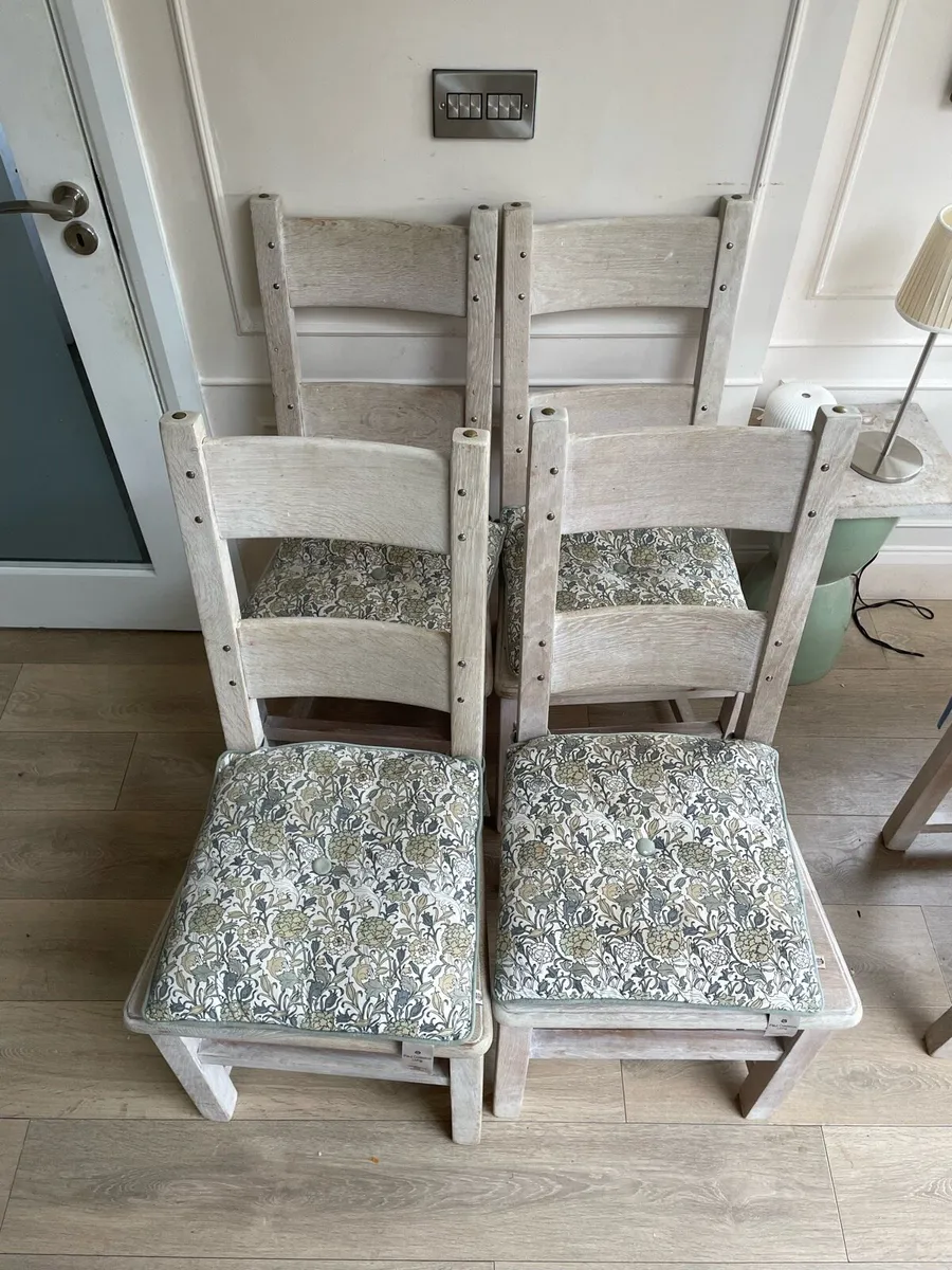 4 solid oak kitchen chairs with brass rivets - Image 3