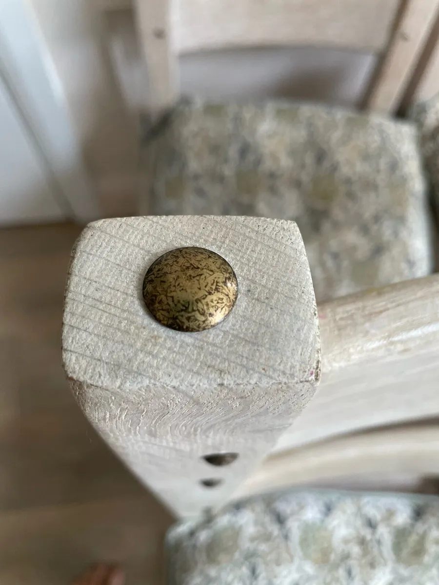4 solid oak kitchen chairs with brass rivets - Image 4