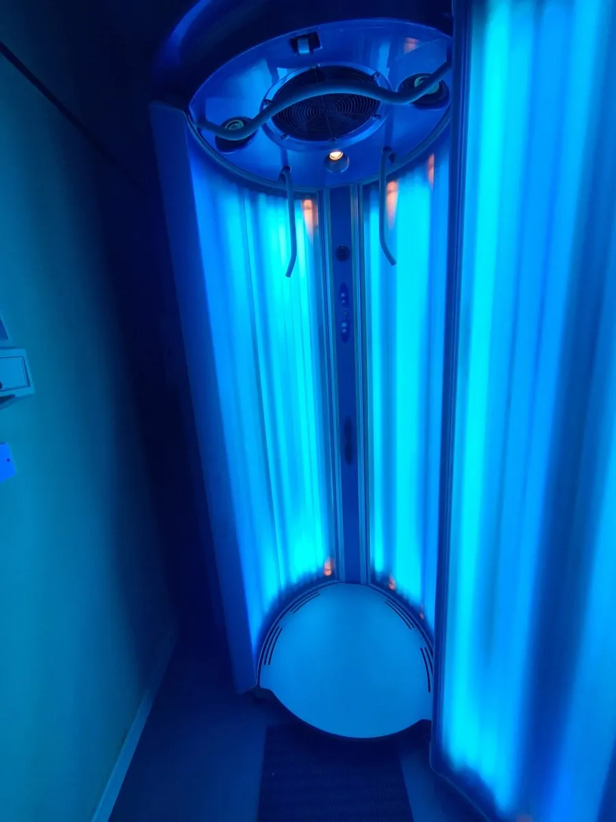 Alisun V200XXL Vertical Sunbed - Image 3