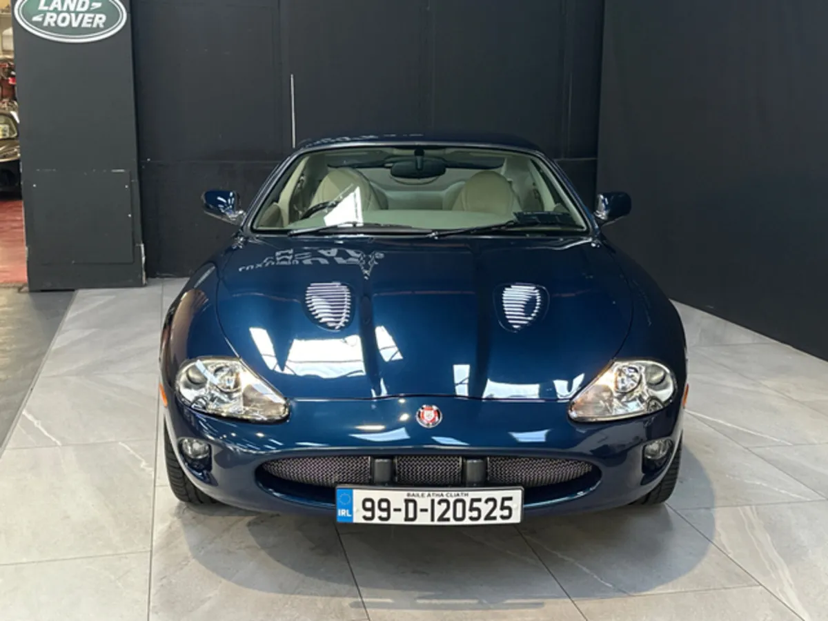 4.0 V8 SUPERCHARGED COUPE - Image 3