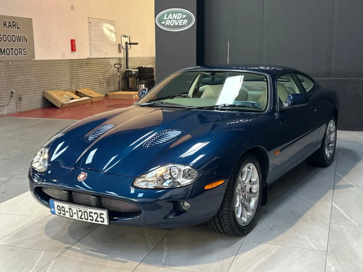 4.0 V8 SUPERCHARGED COUPE - Image 4