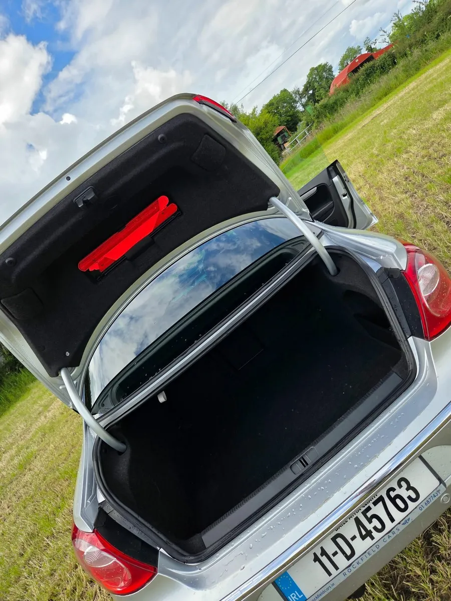 Volkswagen Passat 2011 - Image 2