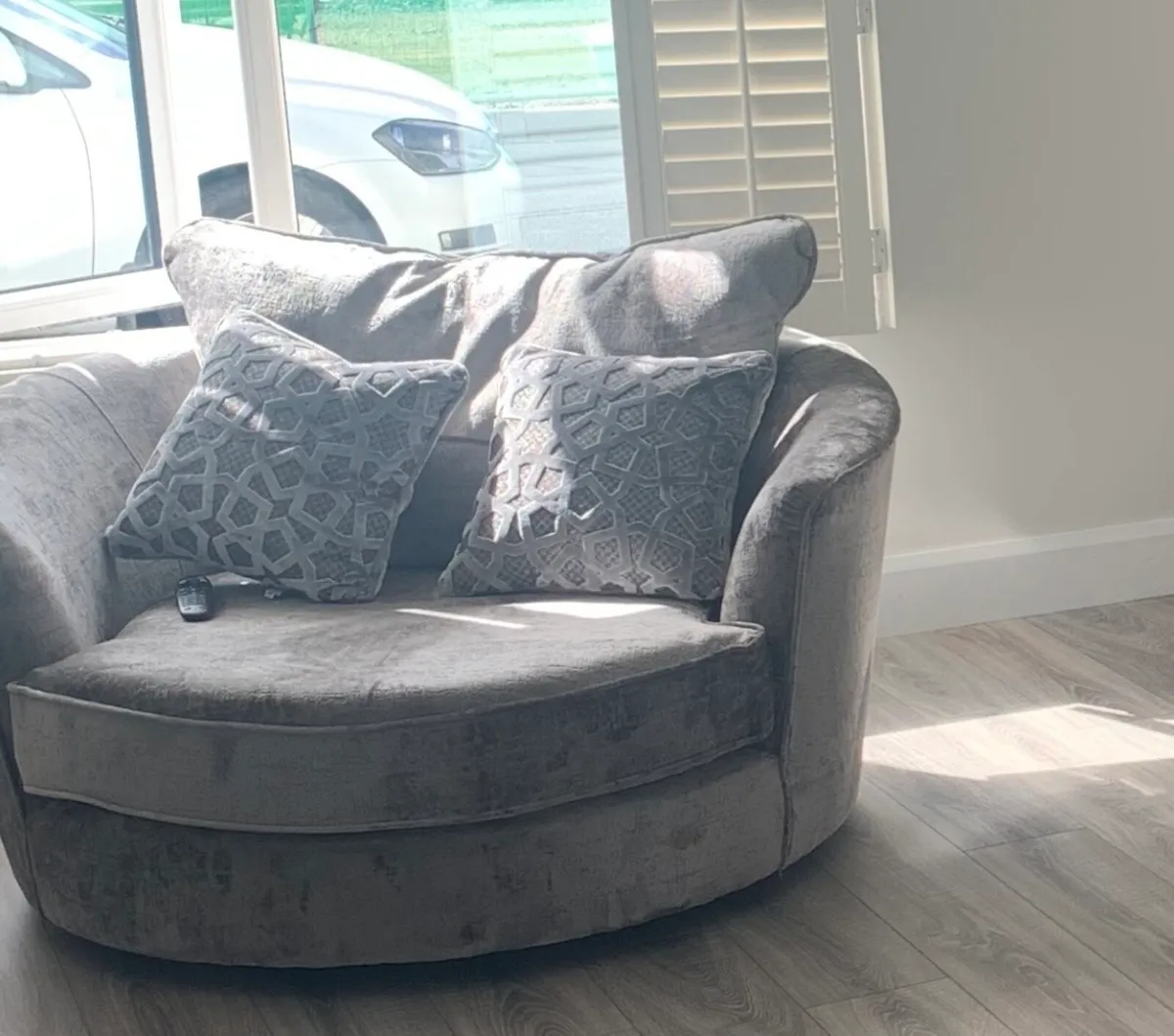 Couch and swivel chair - Image 2