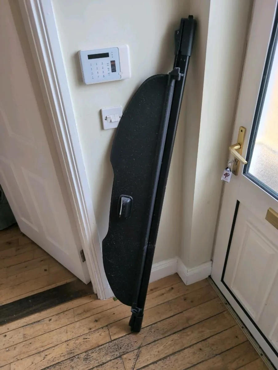 Toyota verso boot cover 2008 - Image 1