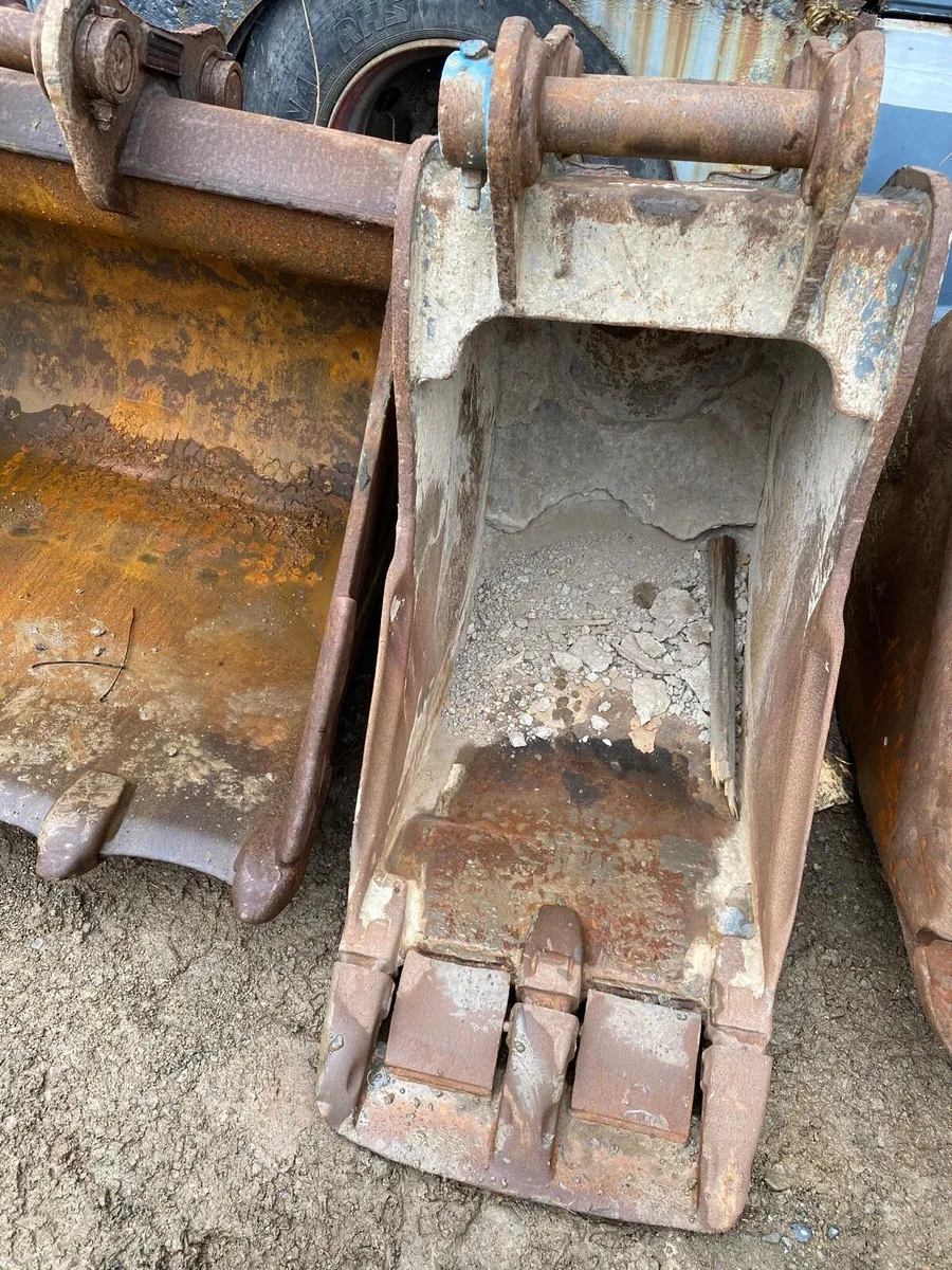 Selection of excavator buckets - Image 3