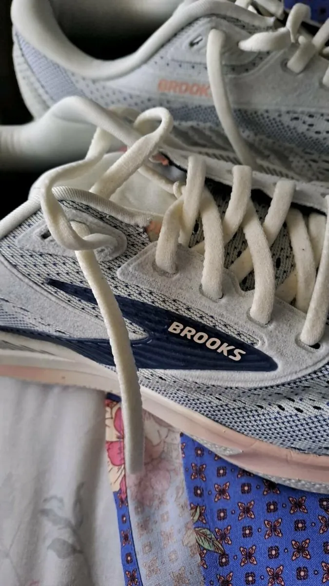 Brooks ladies 6and a half - Image 2
