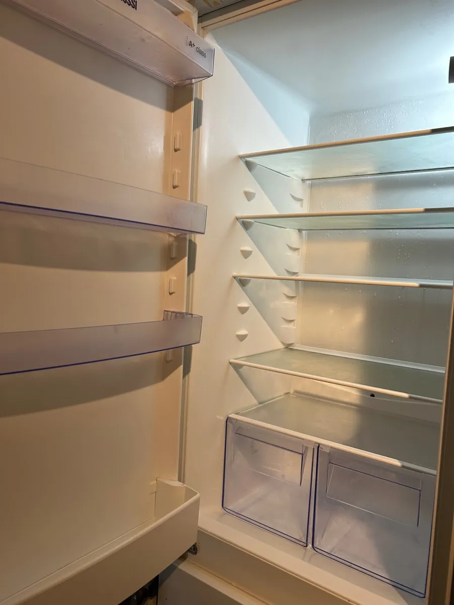 Intergraded fridge freezer - Image 3