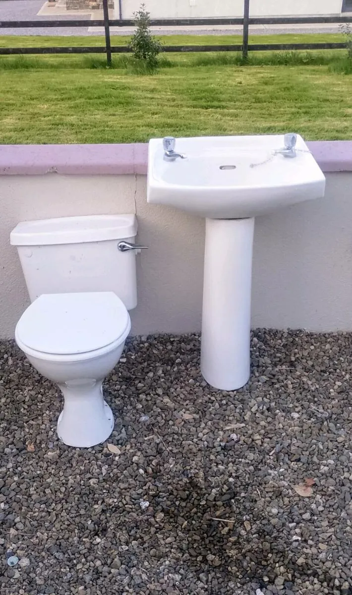Bathroom suite - Image 1