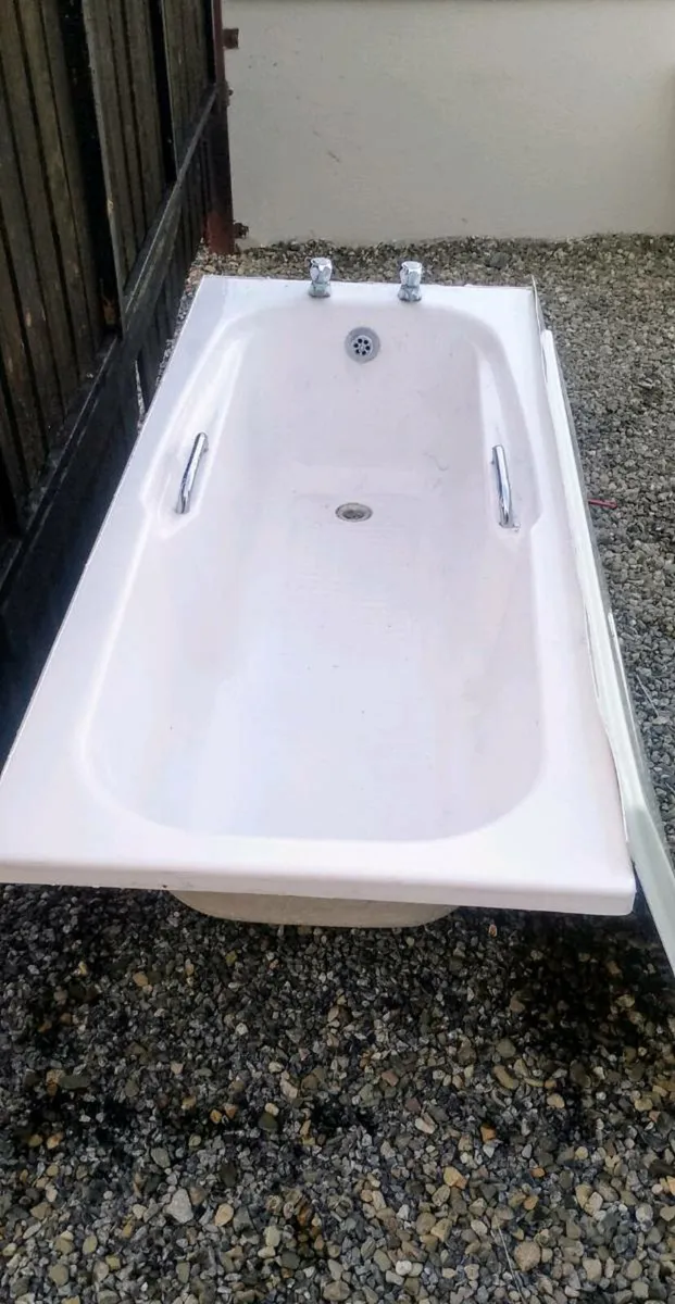 Bathroom suite - Image 3