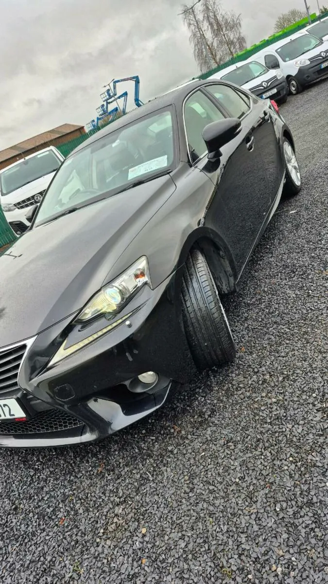 Lexus IS 300H - Image 2