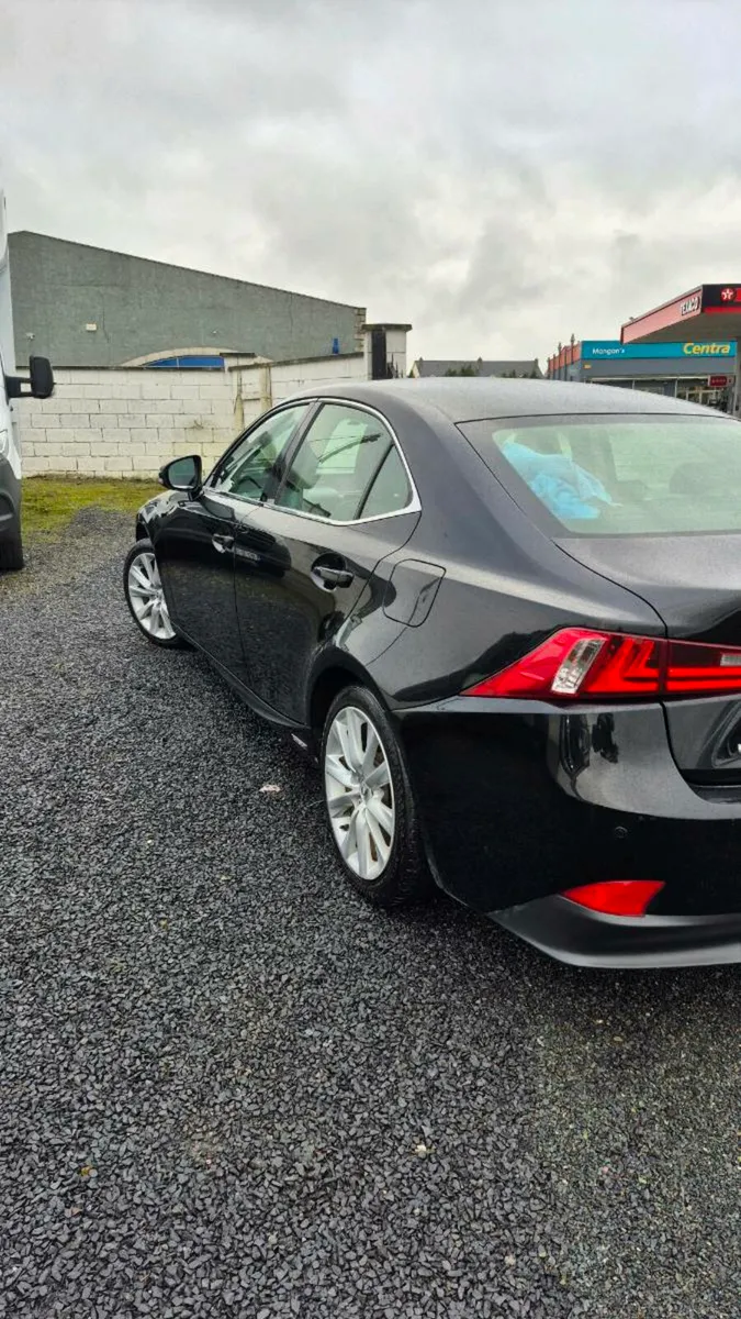 Lexus IS 300H - Image 3