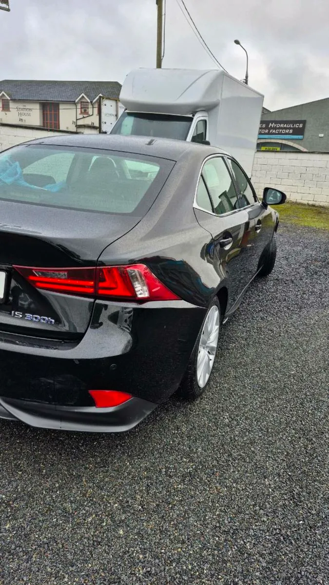Lexus IS 300H - Image 4
