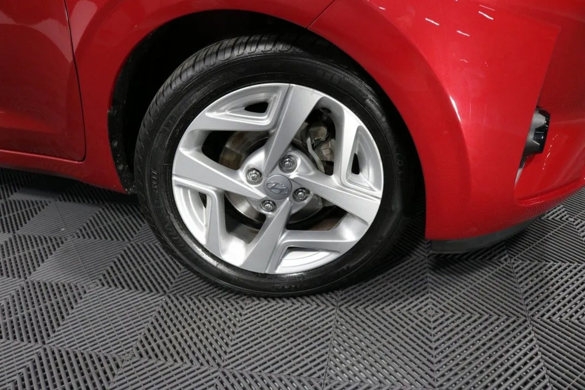 Hyundai i10 Automatic Deluxe 1.0l Petrol Hatchback - Image 3