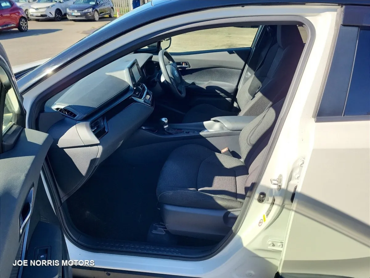 Toyota C-HR 1.8 Hybrid S Automatic - Image 4