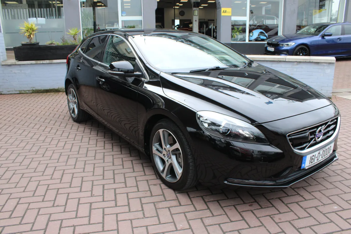 VOLVO V40 SE LUXURY 5DR AUTOMATIC DIESEL - Image 1