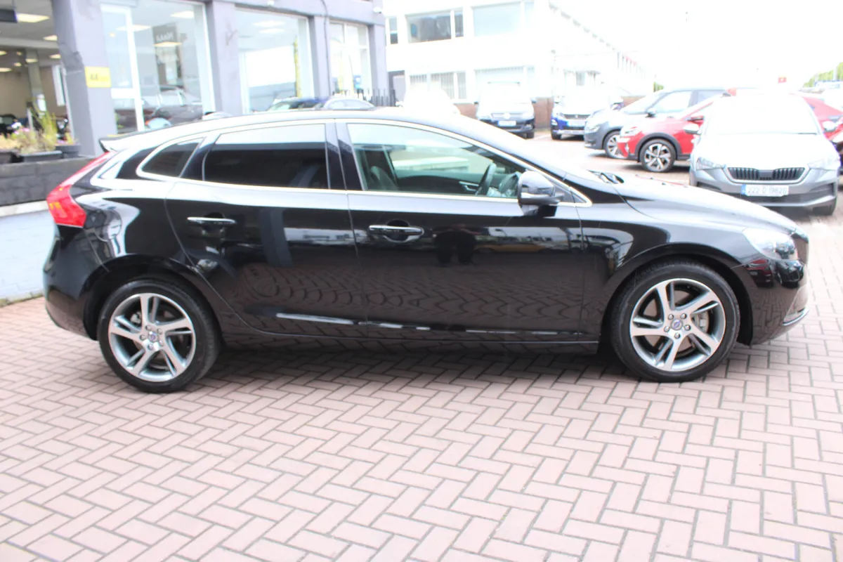VOLVO V40 SE LUXURY 5DR AUTOMATIC DIESEL - Image 3