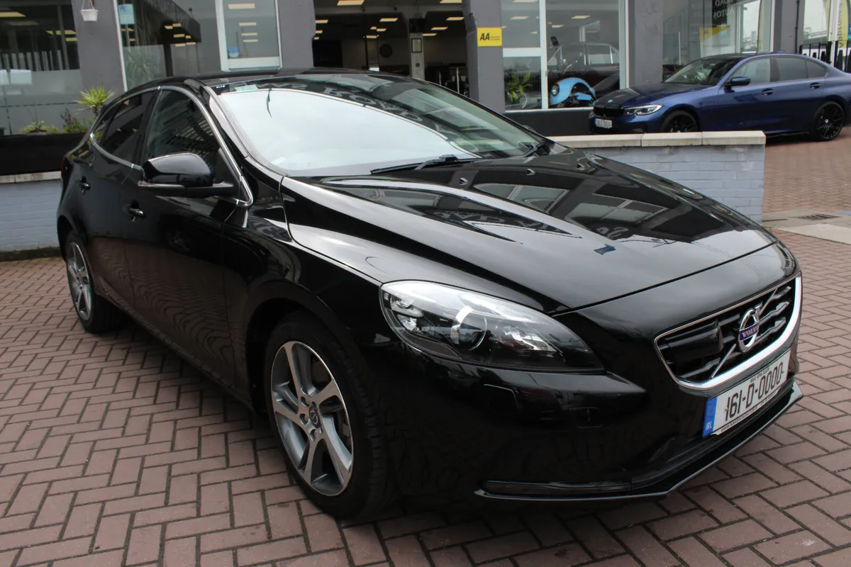 VOLVO V40 SE LUXURY 5DR AUTOMATIC DIESEL - Image 2