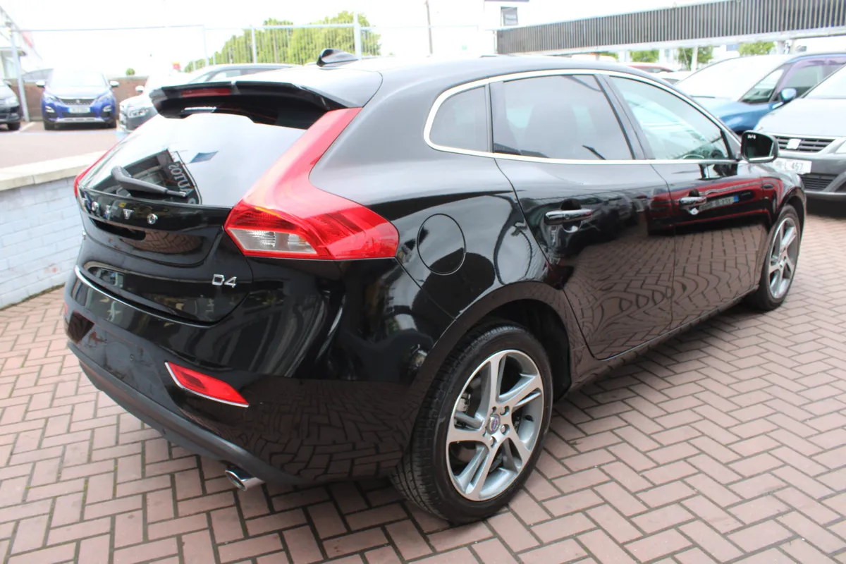 VOLVO V40 SE LUXURY 5DR AUTOMATIC DIESEL - Image 4