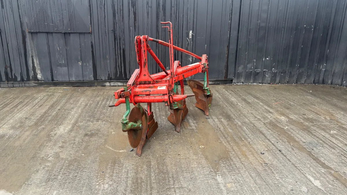 Burgess 3 Furrow Plough - Image 2