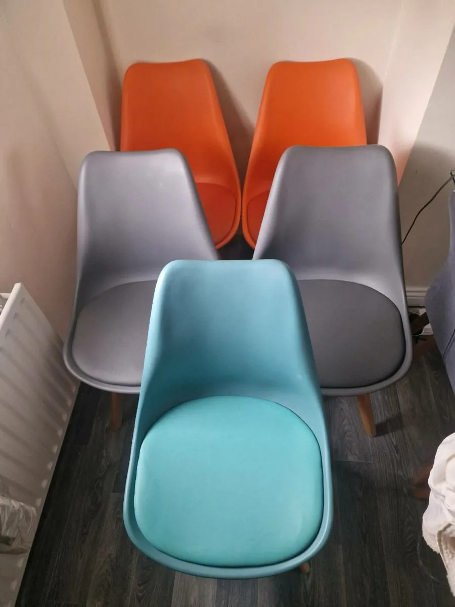 5 chairs - Image 1