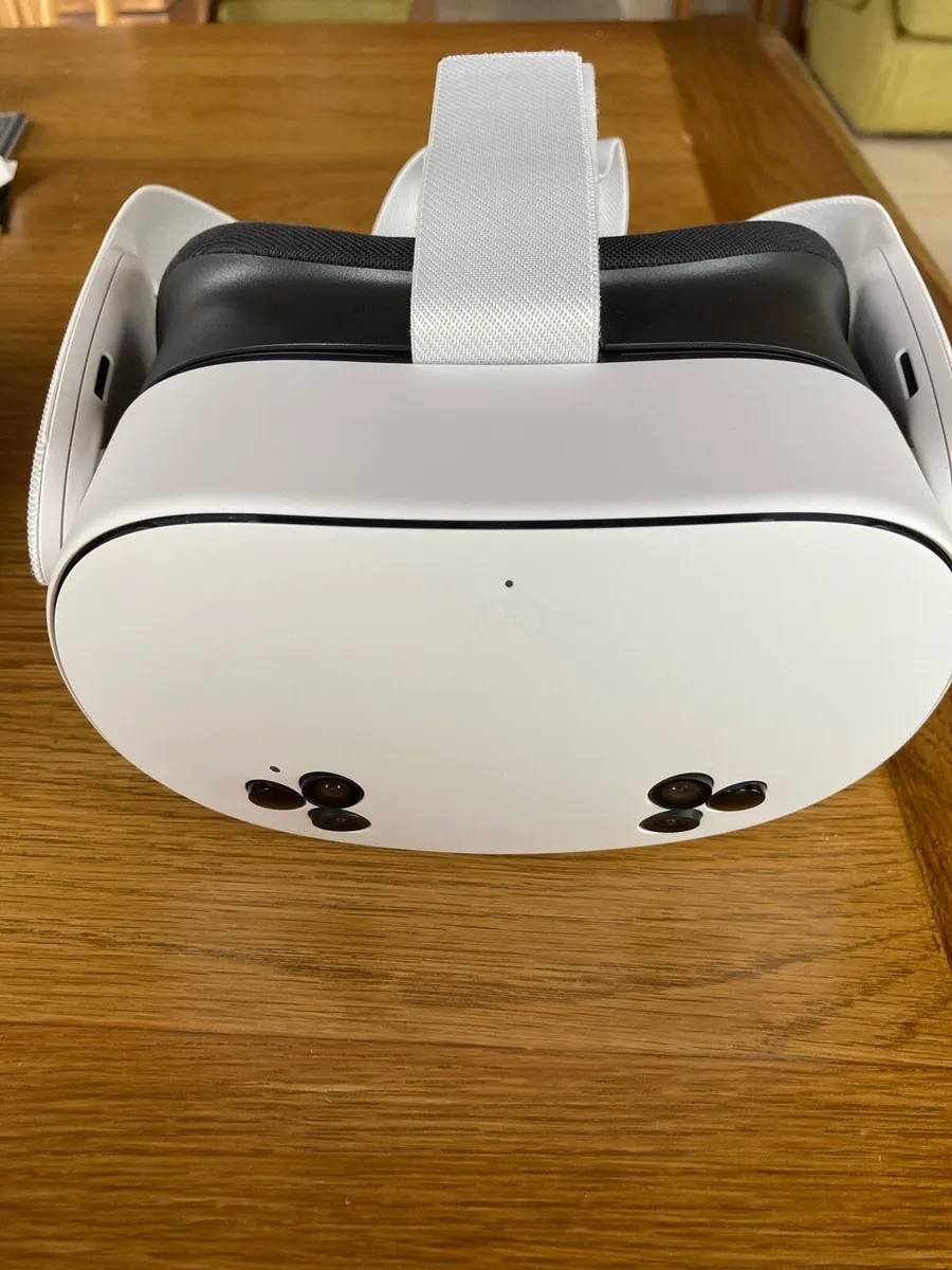 Quest 3s VR headset - Image 3
