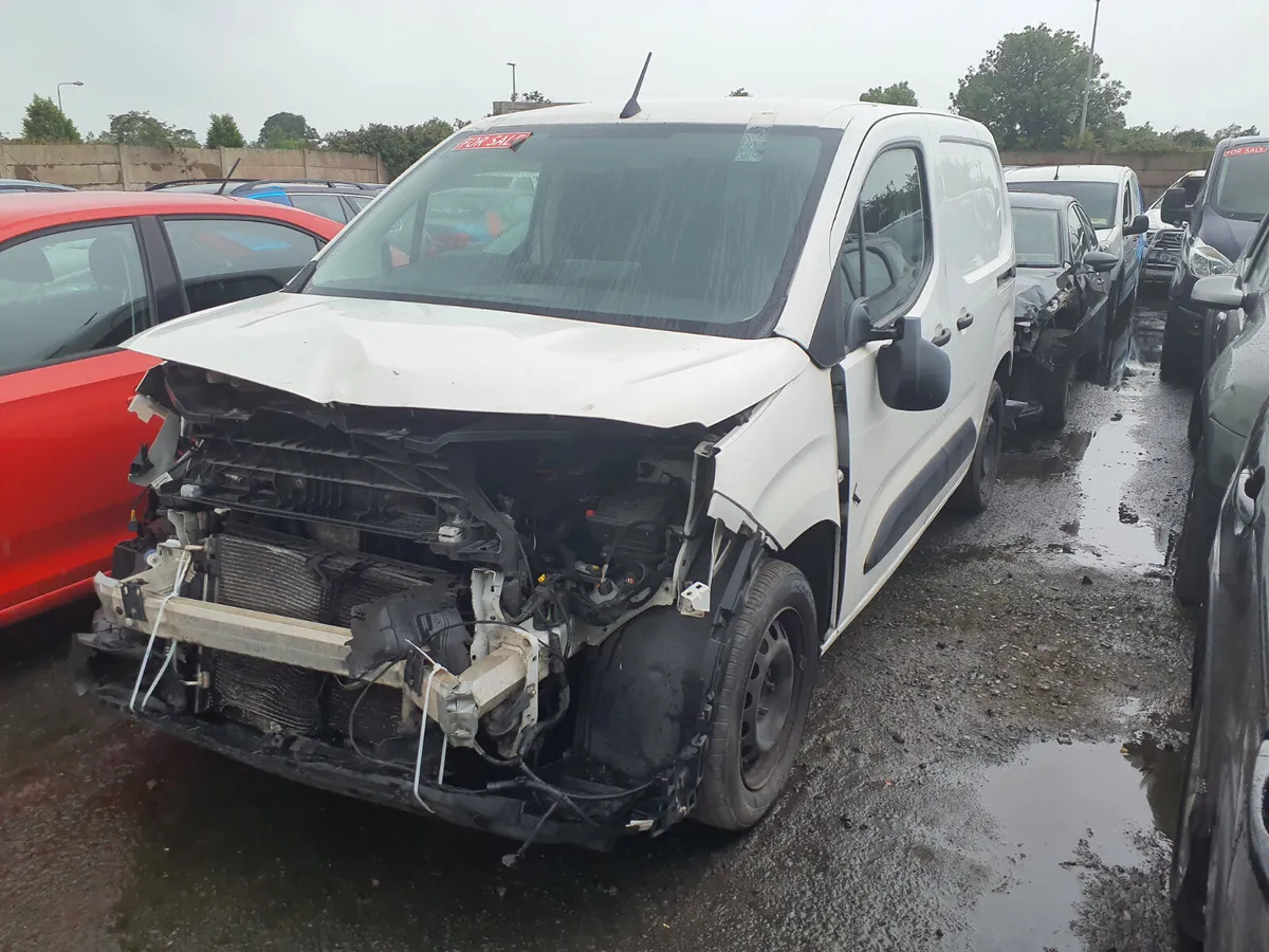 Peugeot partner 2019 light front damage €3,950 - Image 2