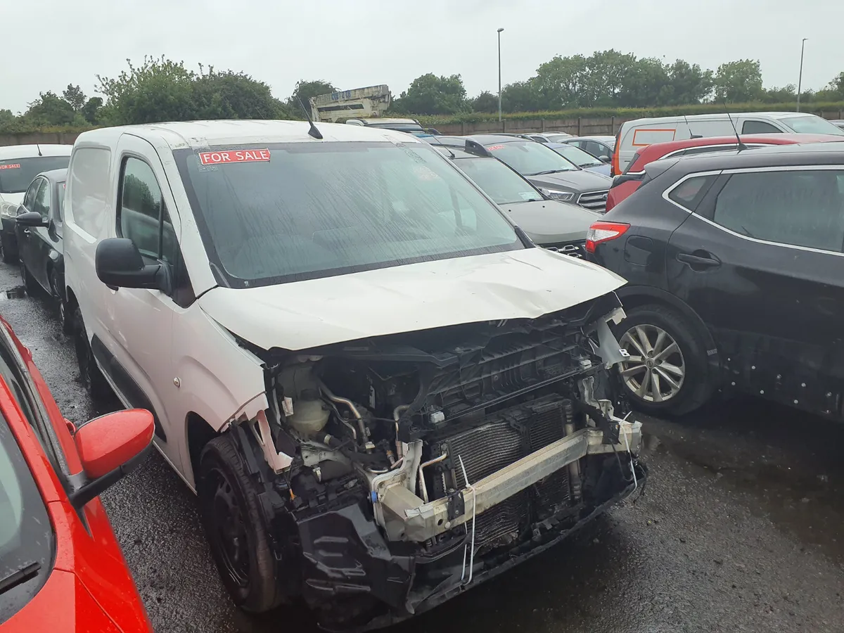 Peugeot partner 2019 light front damage €3,950 - Image 1
