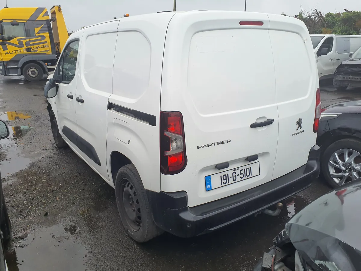 Peugeot partner 2019 light front damage €3,950 - Image 4