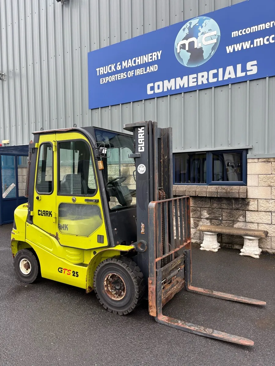 Clark forklift 2.5 ton - Image 1