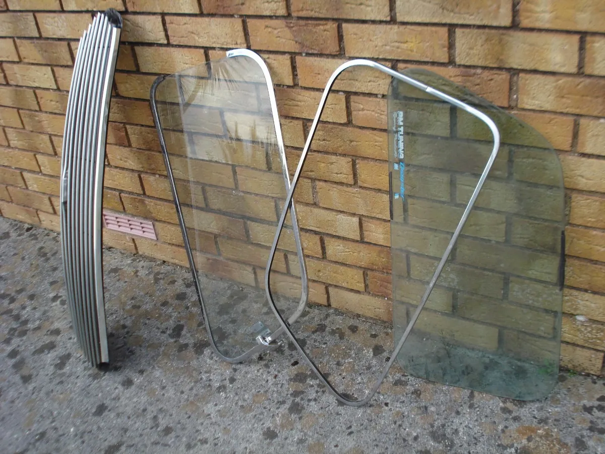 NEW CLASSIC MINI GRILL & USED REAR SIDE WINDOWS. - Image 3