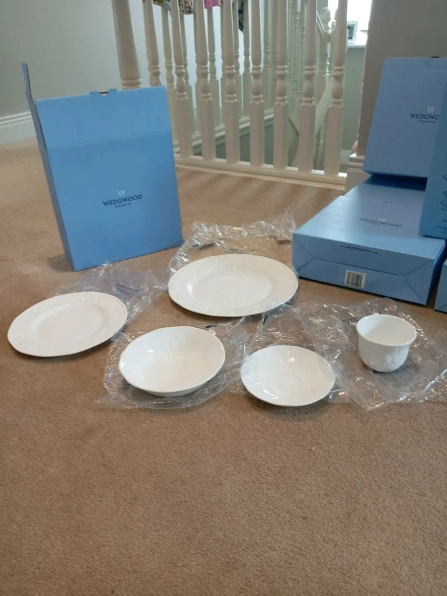 Wedgwood 'Strawberry & Vine Dinner Set - Image 2