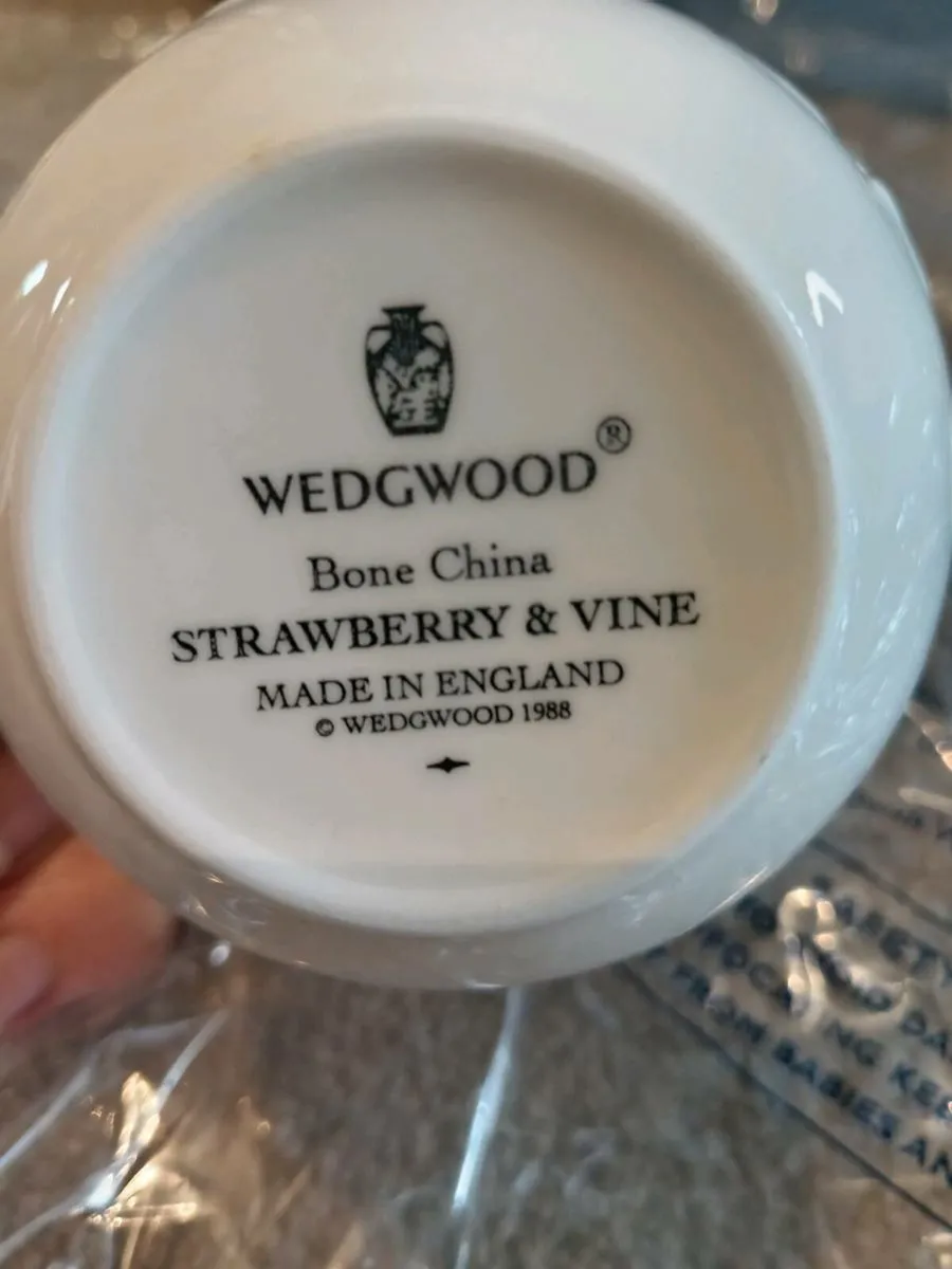 Wedgwood 'Strawberry & Vine Dinner Set - Image 4