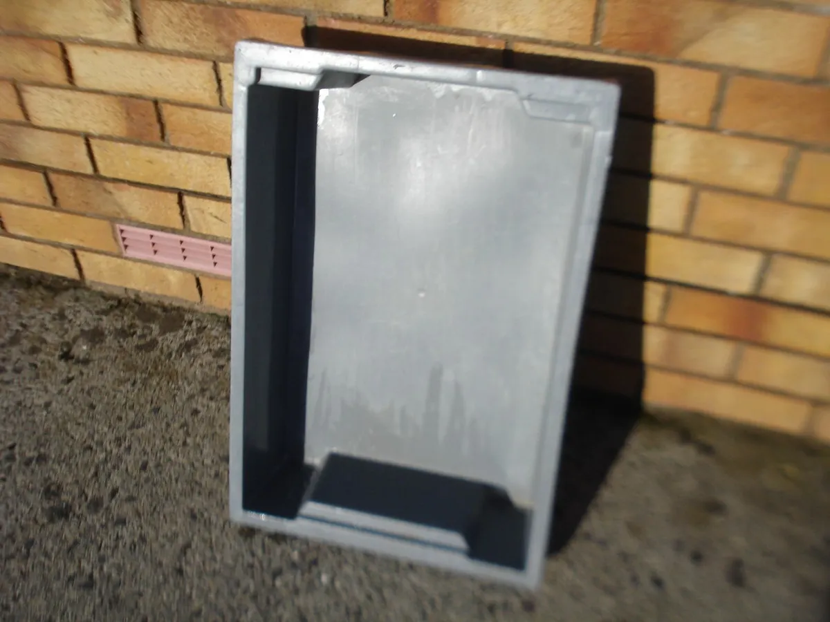 4 LARGE STRONG PLASTIC EURO CONTAINER TRAYS. - Image 2