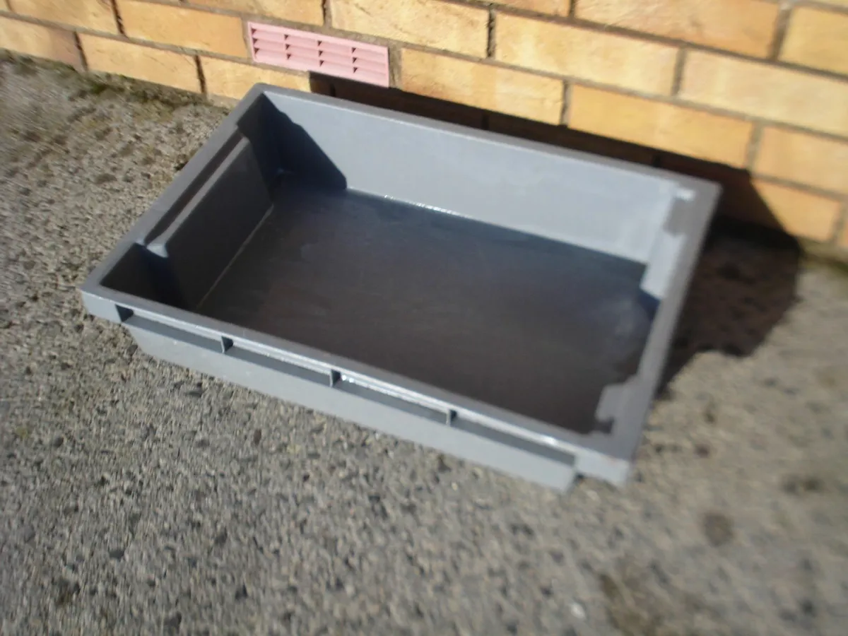 4 LARGE STRONG PLASTIC EURO CONTAINER TRAYS. - Image 3