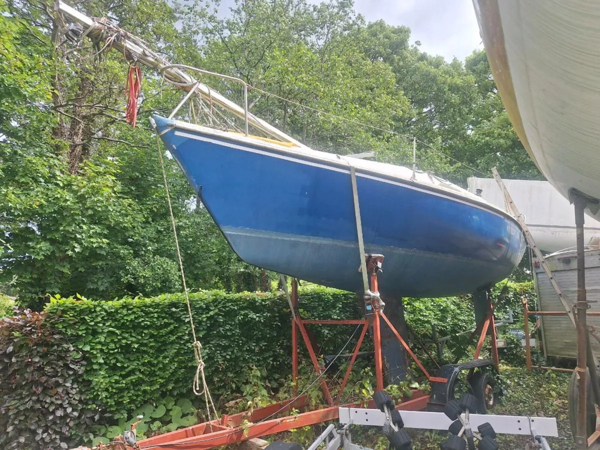 Hunter Delta 25 sailing yacht - Image 1