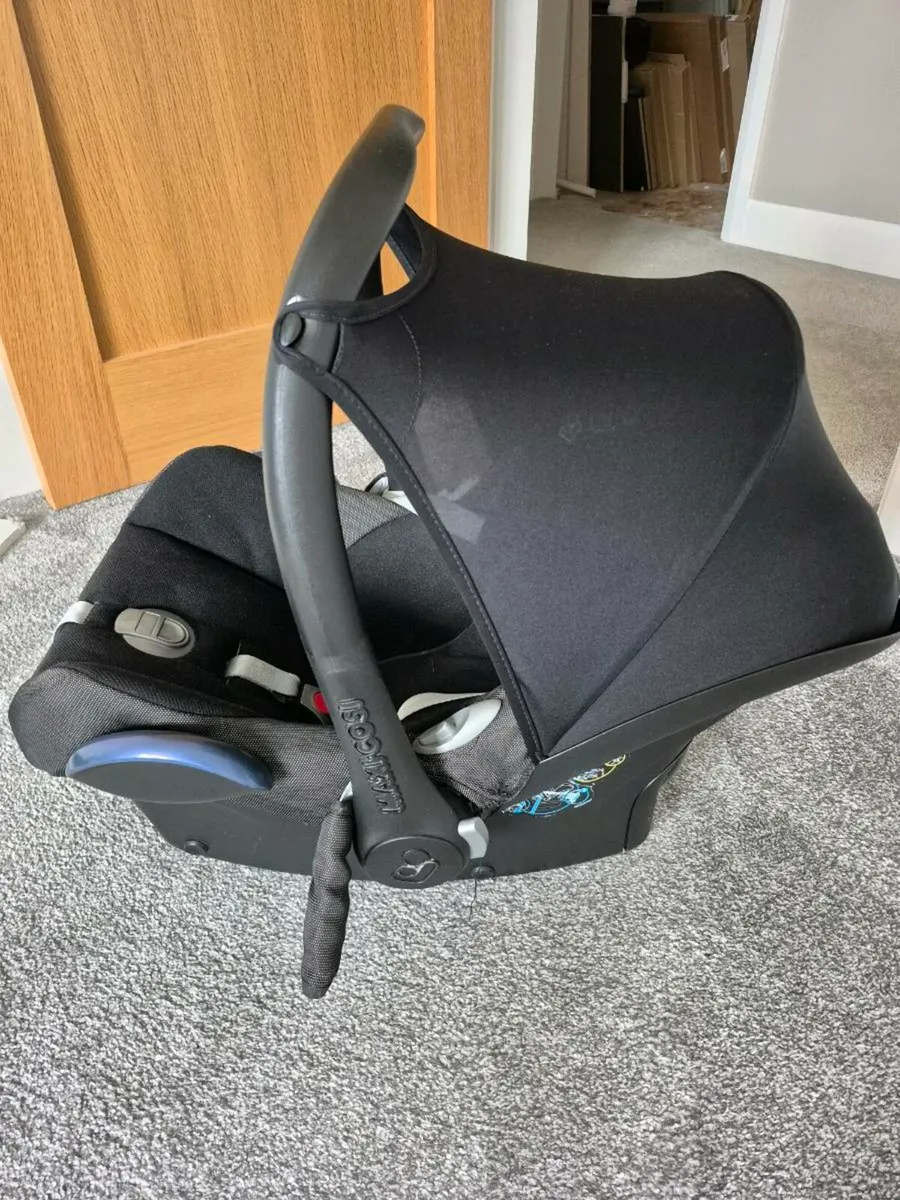 Maxi cosi baby seat and base - Image 1