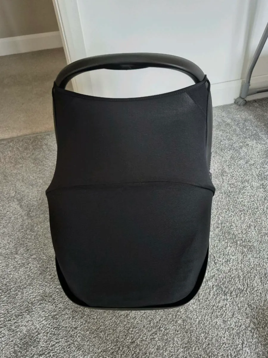 Maxi cosi baby seat and base - Image 2