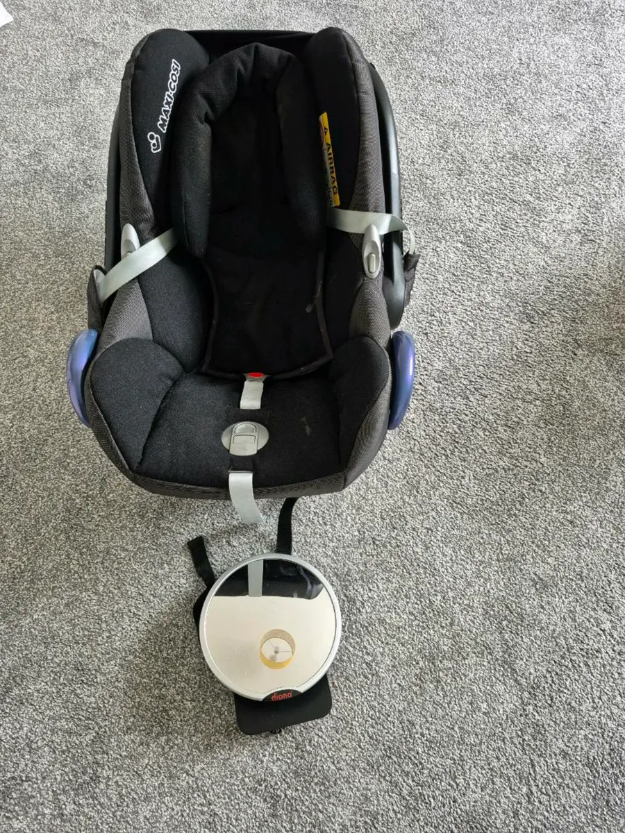 Maxi cosi baby seat and base - Image 3