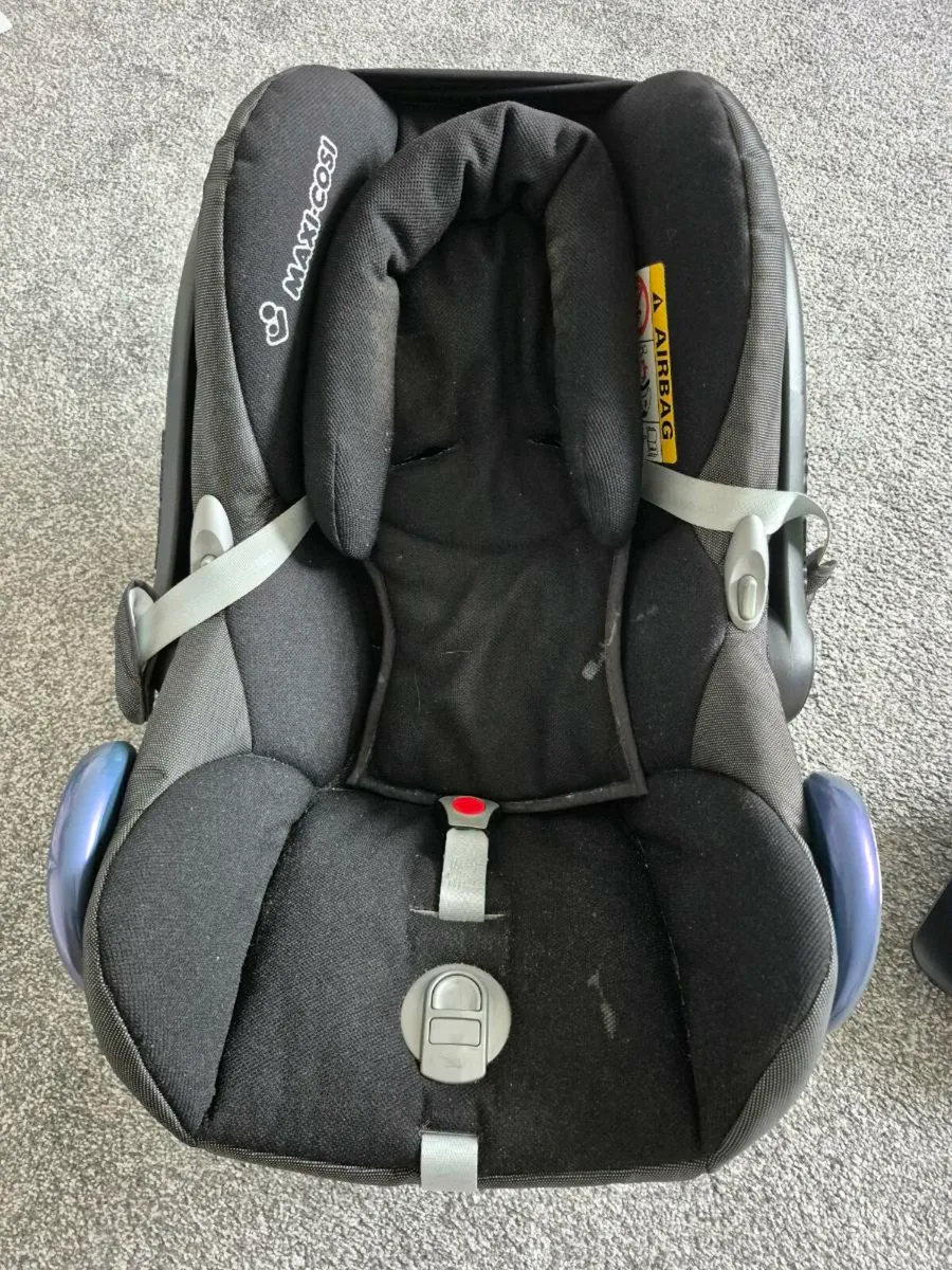 Maxi cosi baby seat and base - Image 4