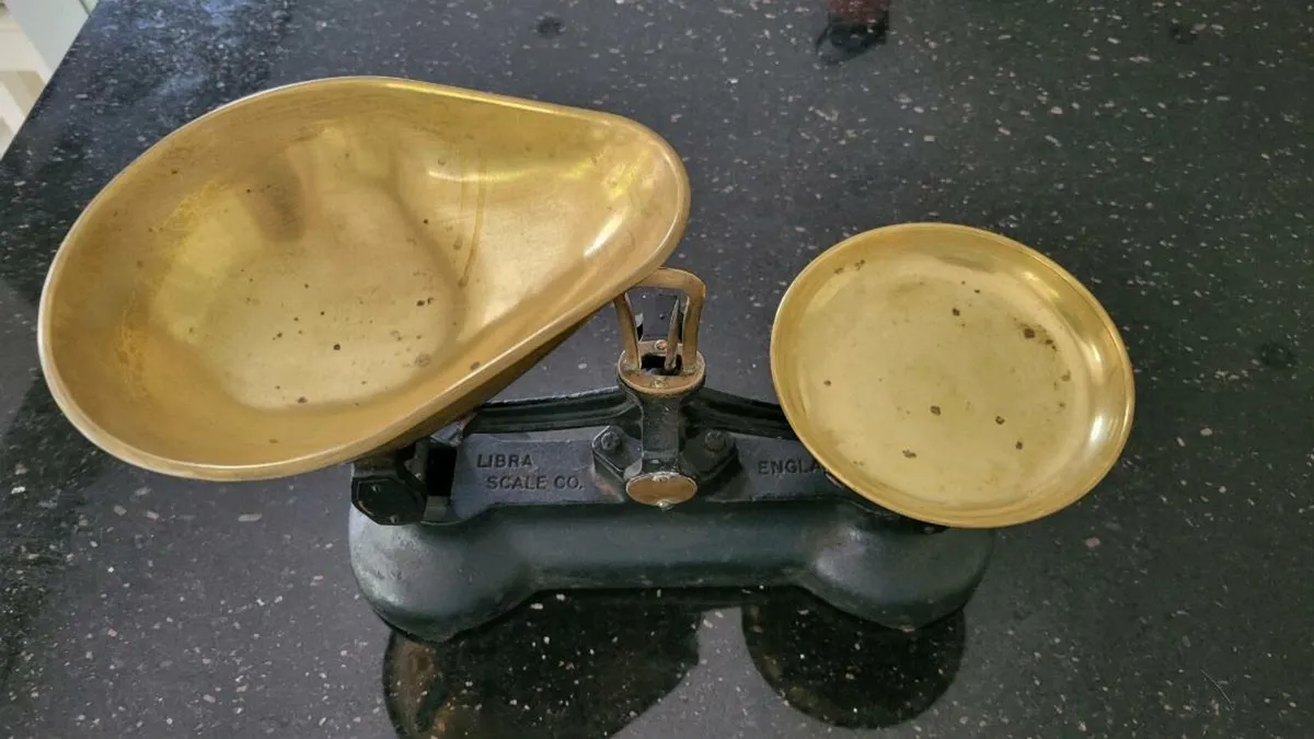 Vintage farmhouse kitchen scales, with weights - Image 1