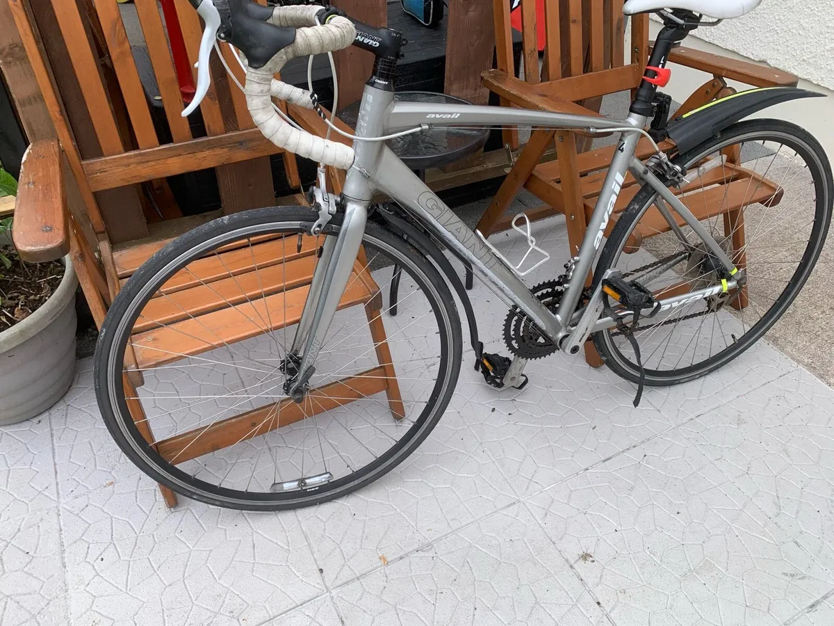 Giant Avail 4 M size 700x25c wheels 8x3 speed - Image 4