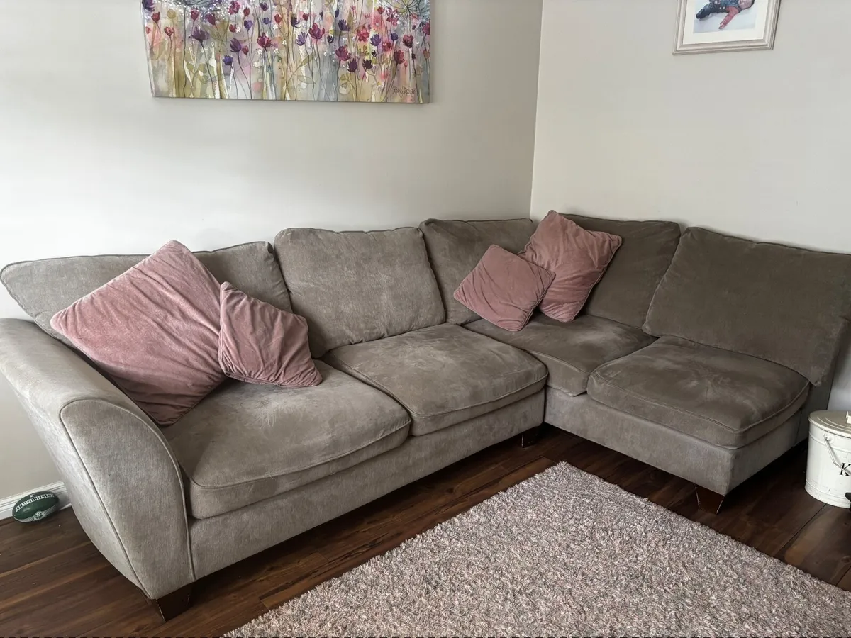 Corner couch - Image 1