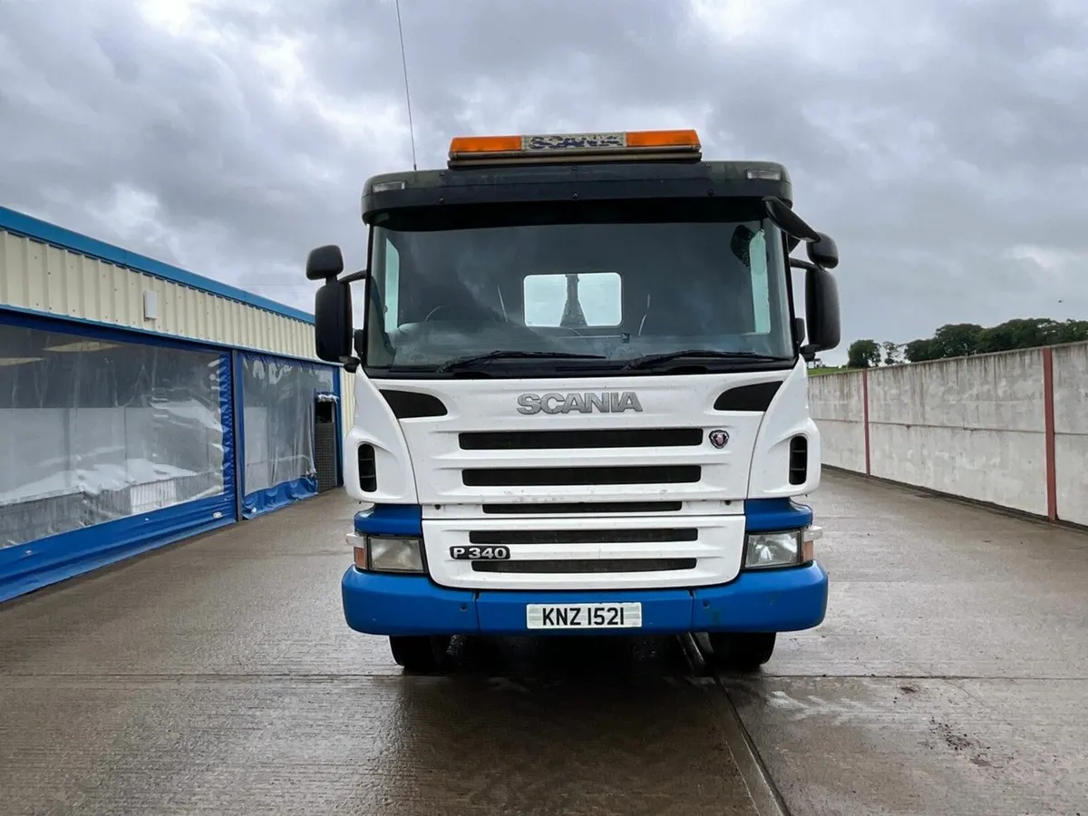 SCANIA P340 8x4 32 TON HOOK LOADER - Image 3
