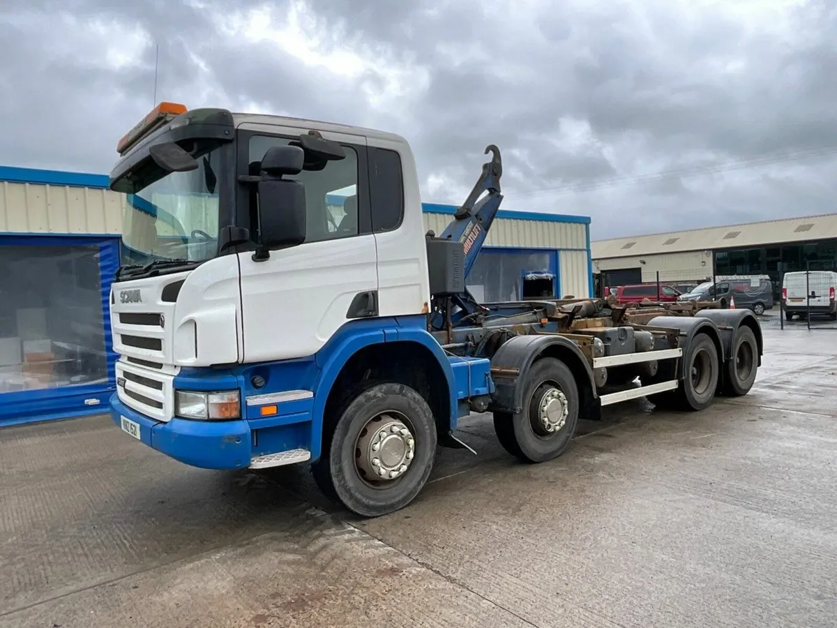 SCANIA P340 8x4 32 TON HOOK LOADER - Image 4