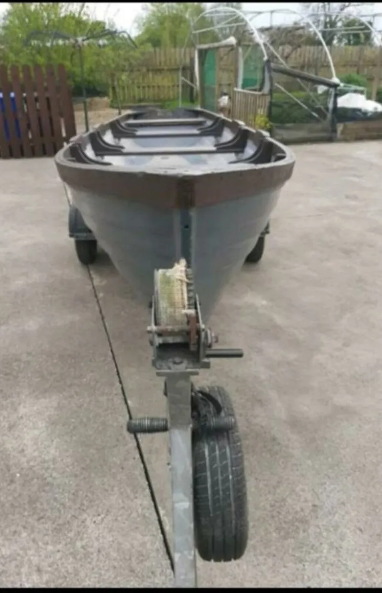 19ff lake boat & 8hp Johnson engine - Image 2