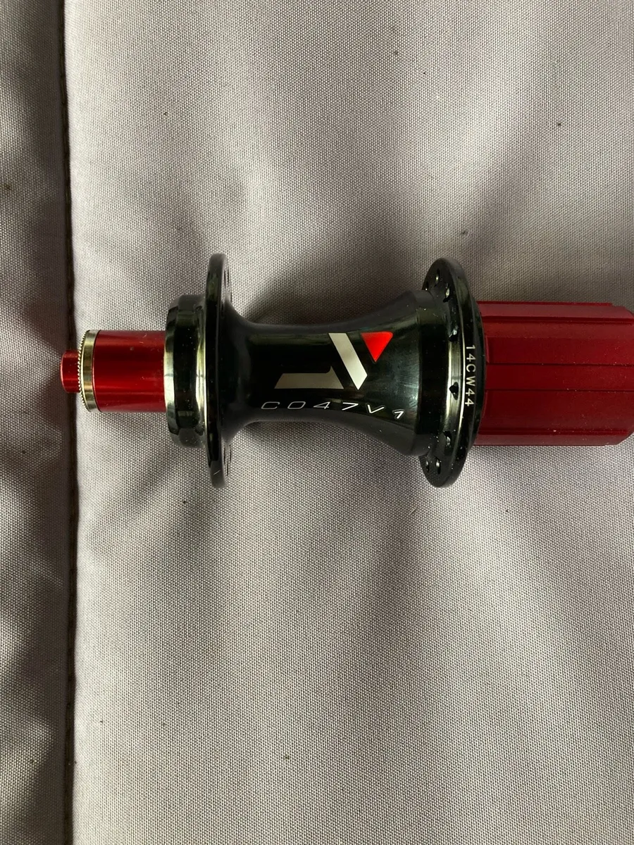24 hole rear hub with 9/10/11 speed free hub. New - Image 1