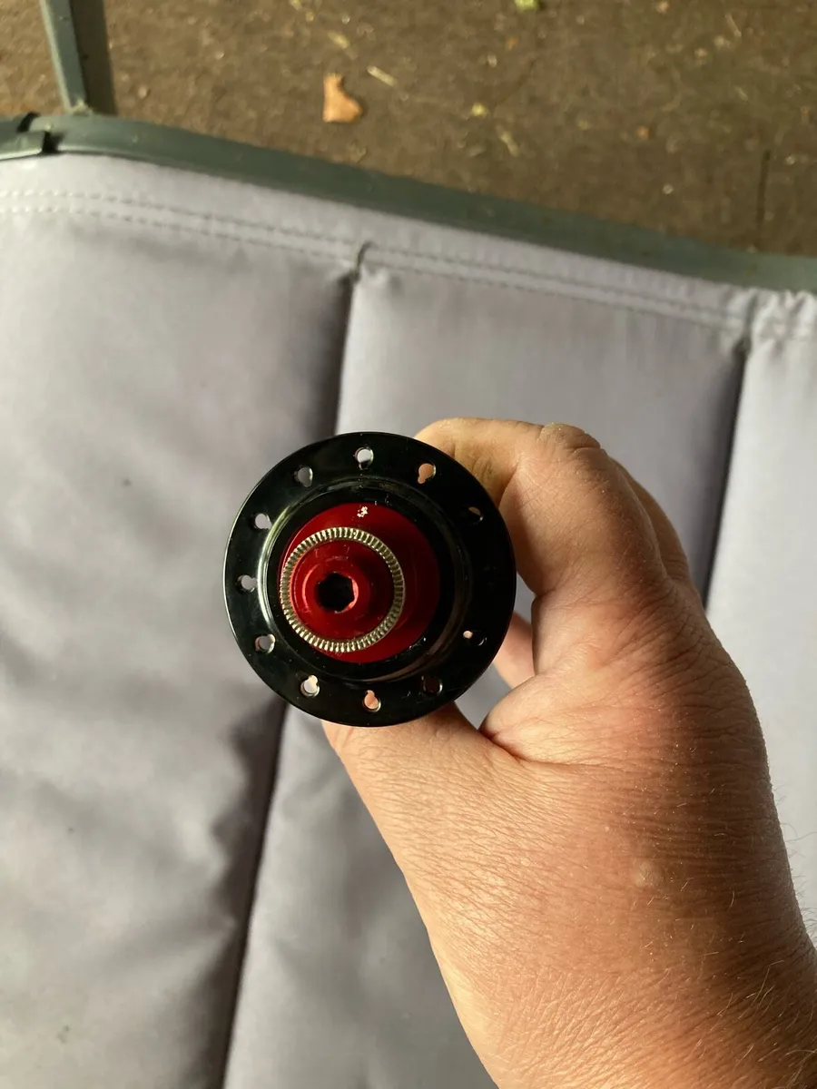 24 hole rear hub with 9/10/11 speed free hub. New - Image 2